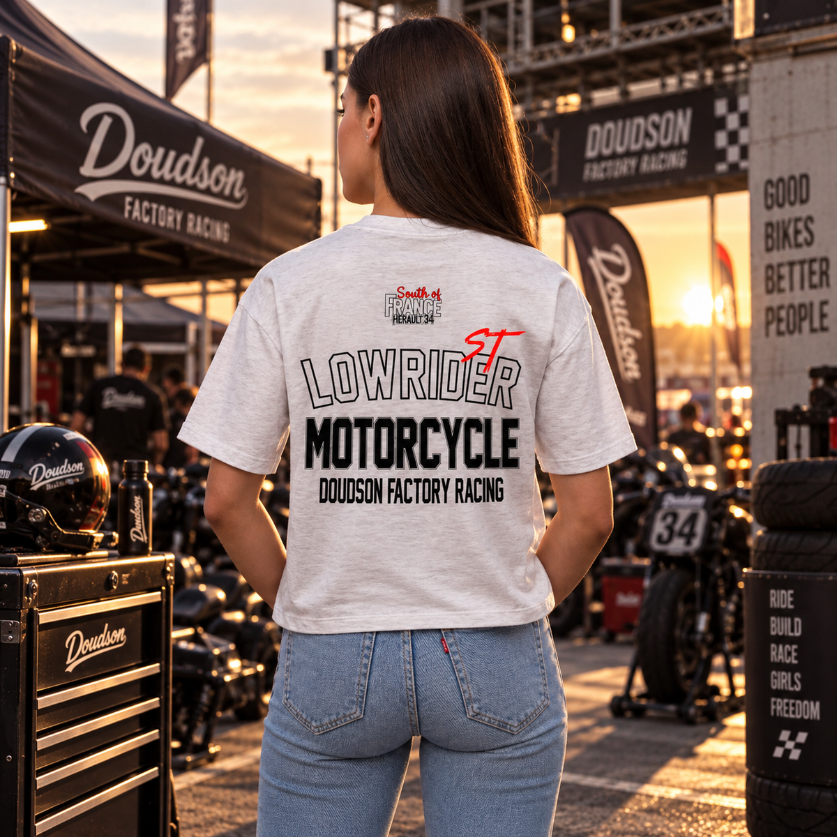 T-shirt moto femme oversize DOUDSON Factory Racing porté